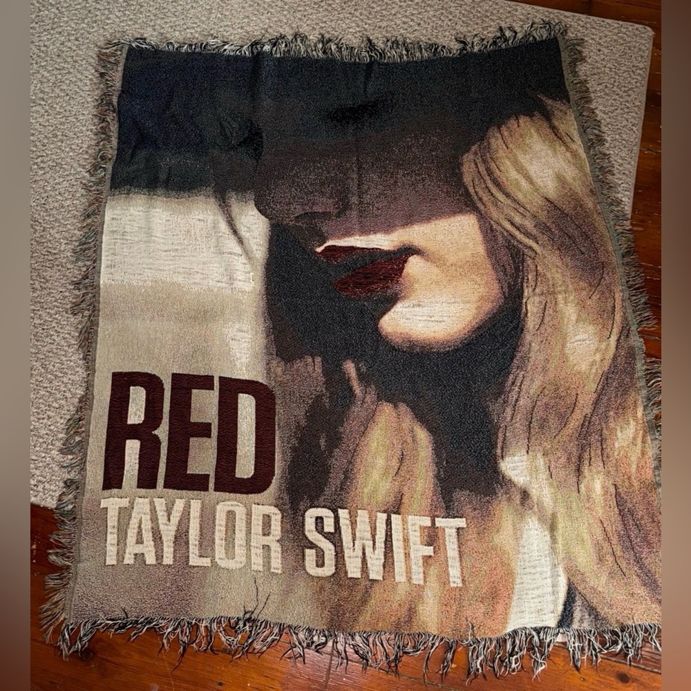 TAYLOR SWIFT RED ALBUM WOVEN BLANKET
